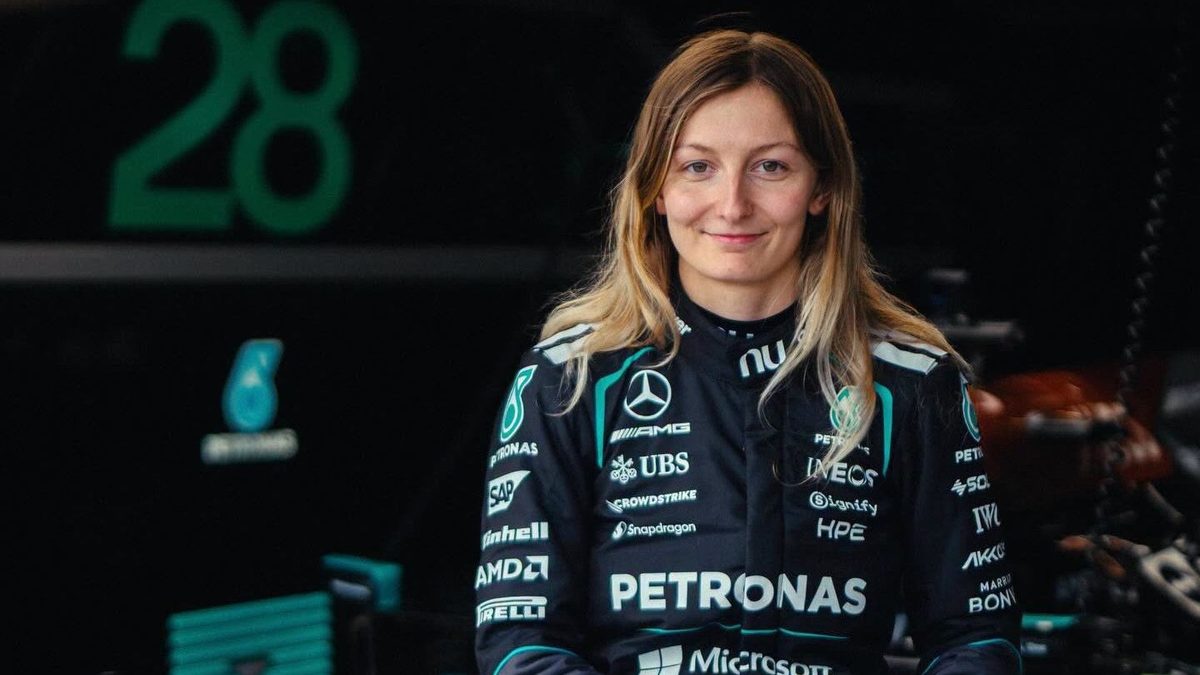 Doriane Pin al volante del Mercedes W12 en el circuito de Silverstone, primera mujer en pilotar un F1 de Mercedes