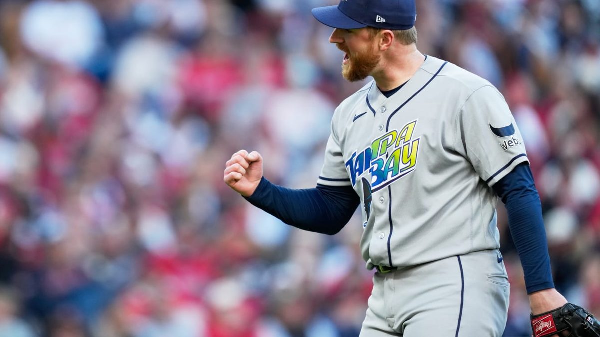 Drew Rasmussen lanzando en el Juego 5 de la ALCS 2026 en Progressive Field, Cleveland