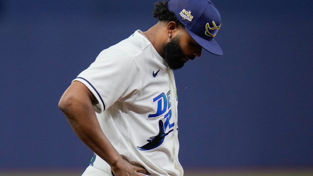 Jugadores de los Tampa Bay Rays cabizbajos en el dugout tras caer 10-1 ante los Brewers en el Juego 3 de la Serie Mundial 2026