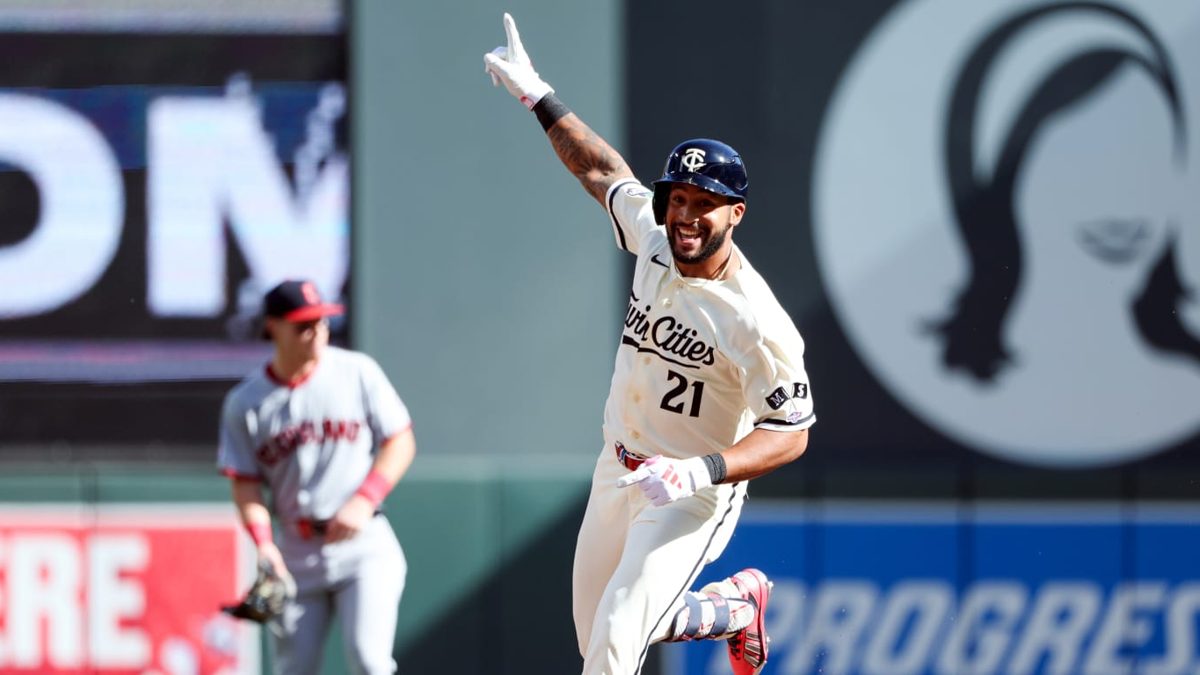 Emmanuel Rodríguez celebrando su jonrón en su debut en MLB con los Minnesota Twins en el Target Field