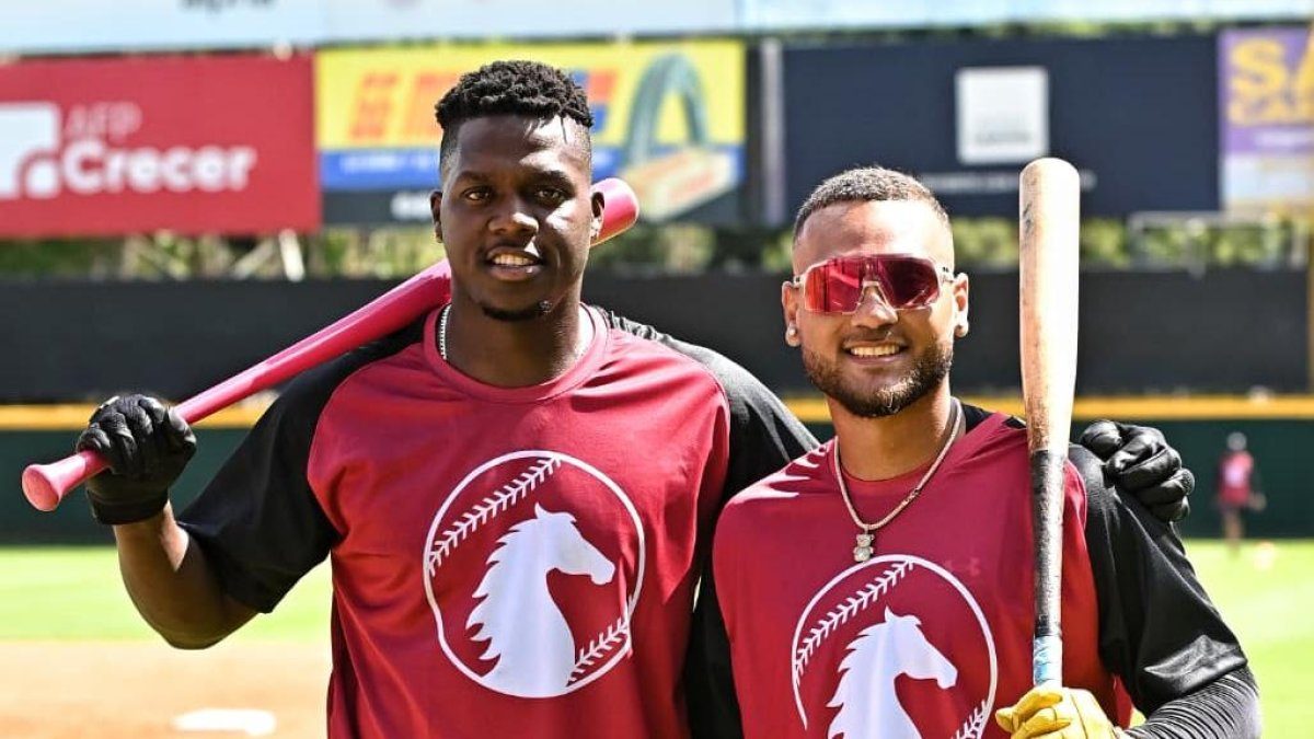 Aristides Aquino y Nomar Mazara en entrenamientos de los Gigantes del Cibao en el Estadio Julián Javier