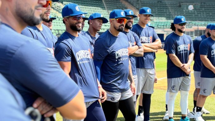 Jugadores de Caribes de Anzoátegui en entrenamientos de pretemporada en el Estadio Alfonzo Chico Carrasquel de Puerto La Cruz