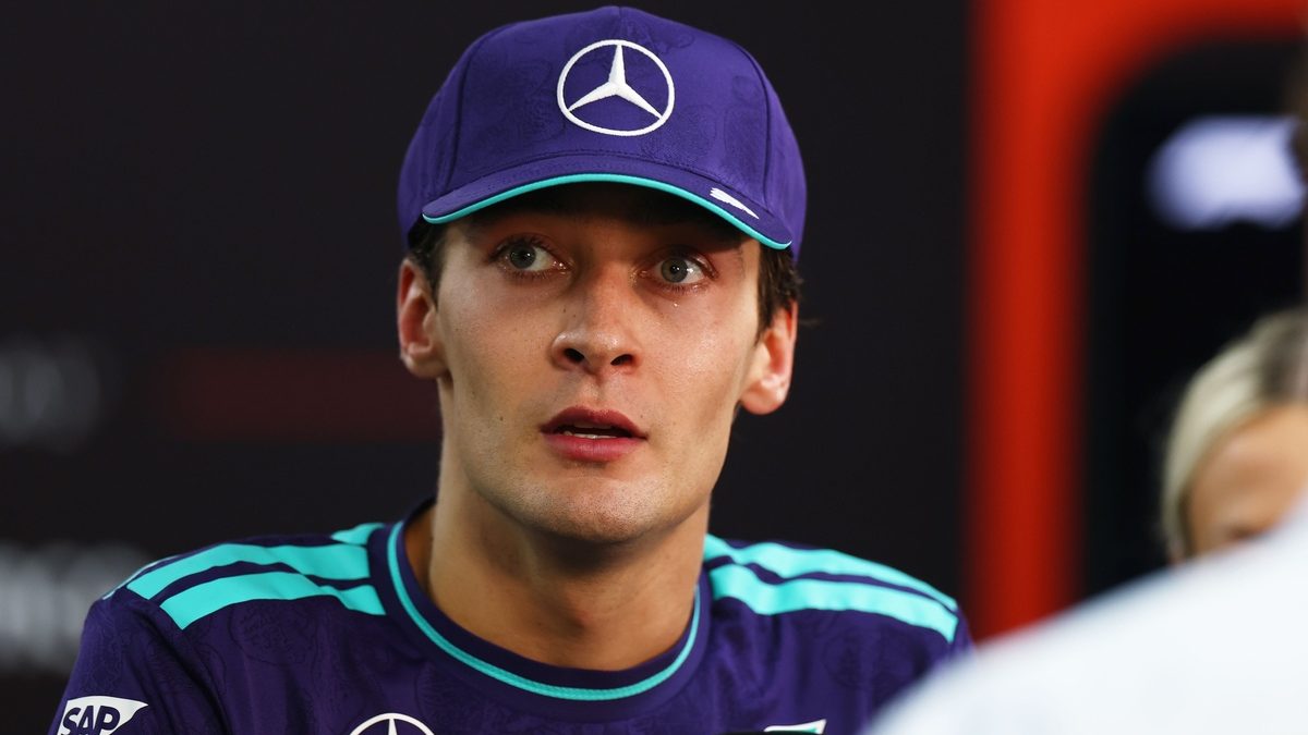 George Russell y Kimi Antonelli con el Mercedes W17 en el paddock del Gran Premio de Singapur 2026