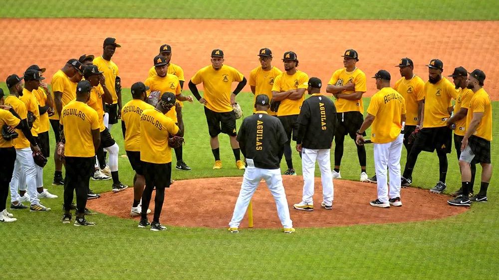 Peloteros dominicanos en entrenamiento durante los campamentos de pretemporada de LIDOM 2026-27