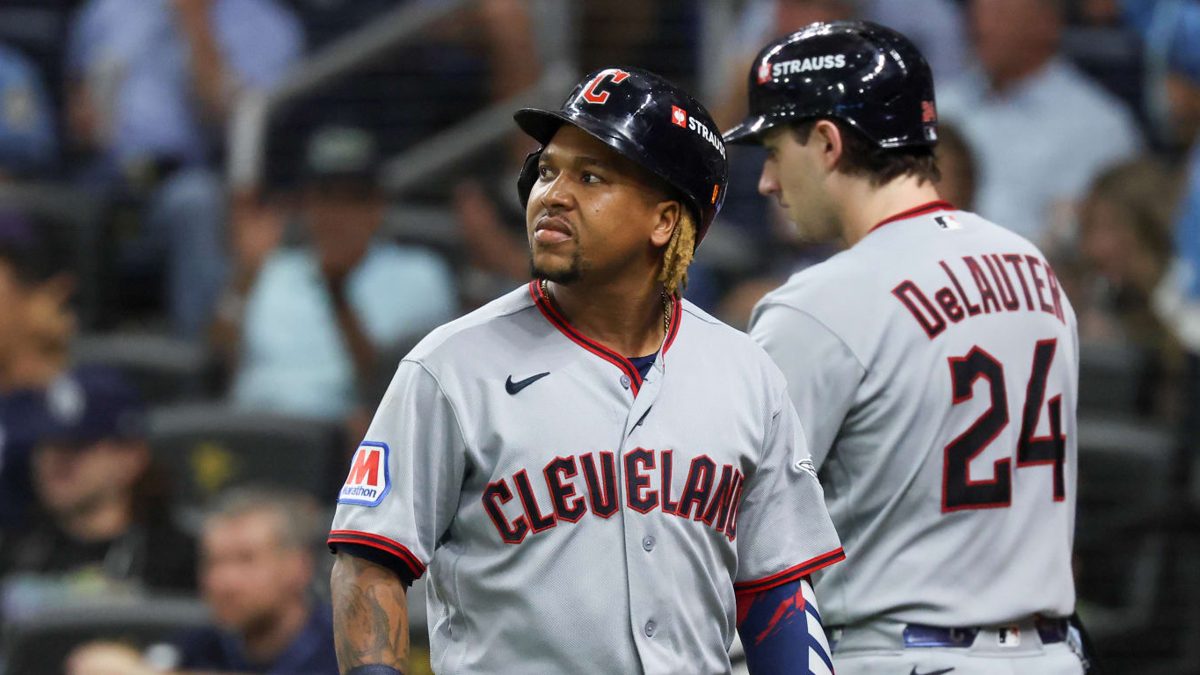 José Ramírez cabizbajo en el campo durante el Juego 2 de la ALCS entre Guardianes y Rays