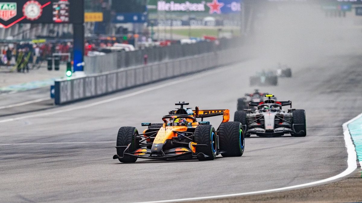 Andrea Stella, director de McLaren, junto a Lando Norris en el muro de boxes del GP de Bahréin en Sepang