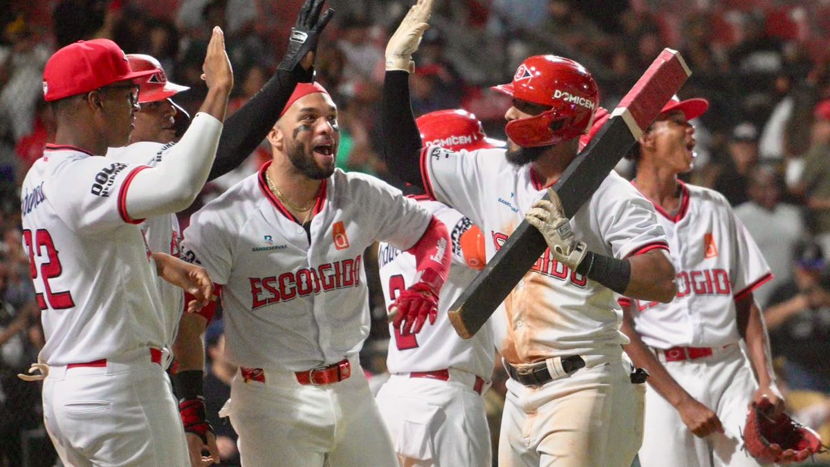 Jonathan Guzmán celebra jonrón de tres carreras para los Leones del Escogido ante las Águilas Cibaeñas en el Estadio Quisqueya Juan Marichal