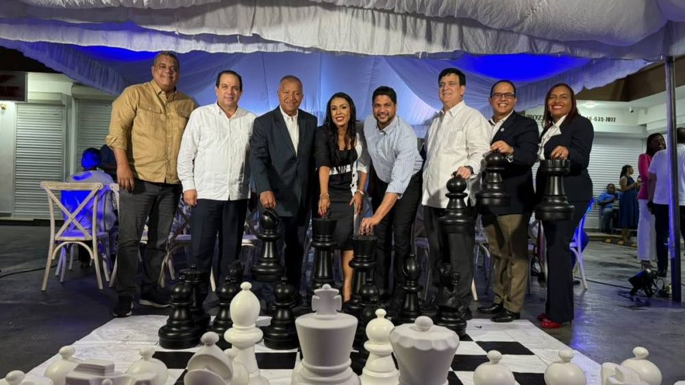 Omayra Aybar en el acto inaugural de la Escuela de Ajedrez de San Cristóbal junto a autoridades provinciales