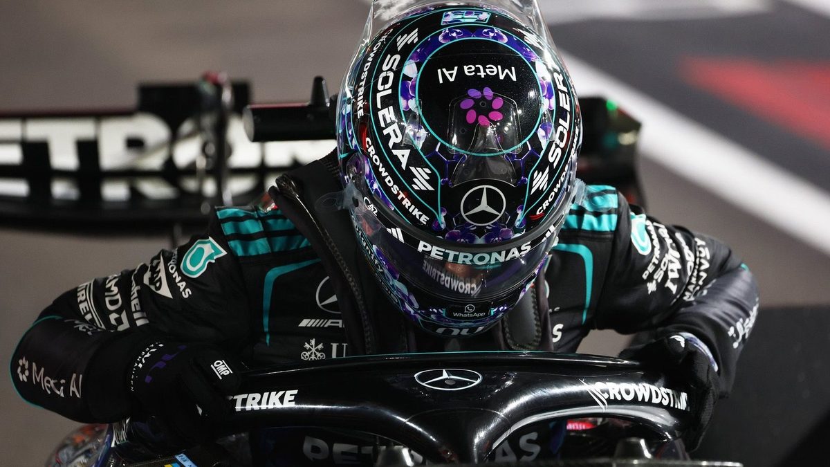 George Russell al volante del Mercedes con especificación anterior en el Gran Premio de Singapur en Marina Bay