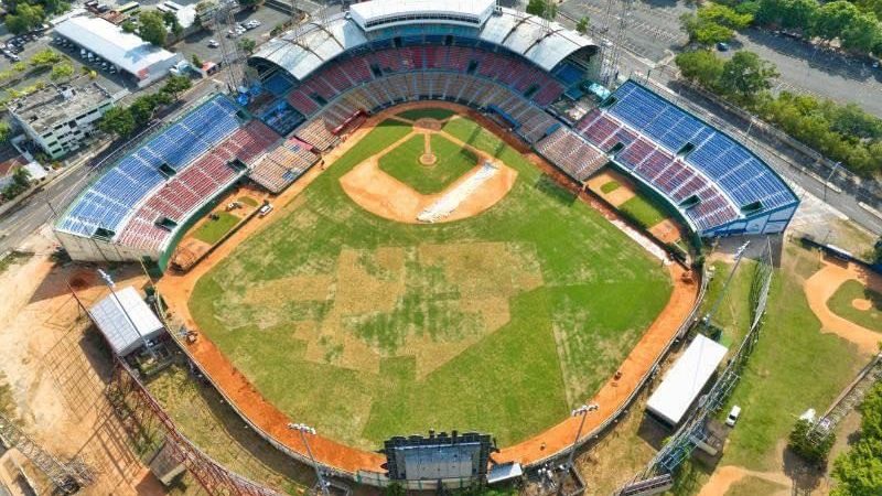 Vista del Estadio Quisqueya Juan Marichal, el principal estadio de béisbol de República Dominicana, en su 71 aniversario