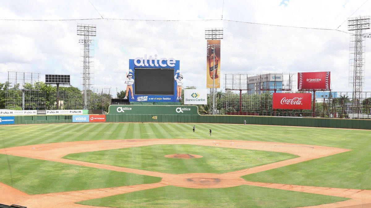 Trabajadores terminando el acondicionamiento del terreno de juego del Estadio Quisqueya Juan Marichal antes del inicio de la Lidom
