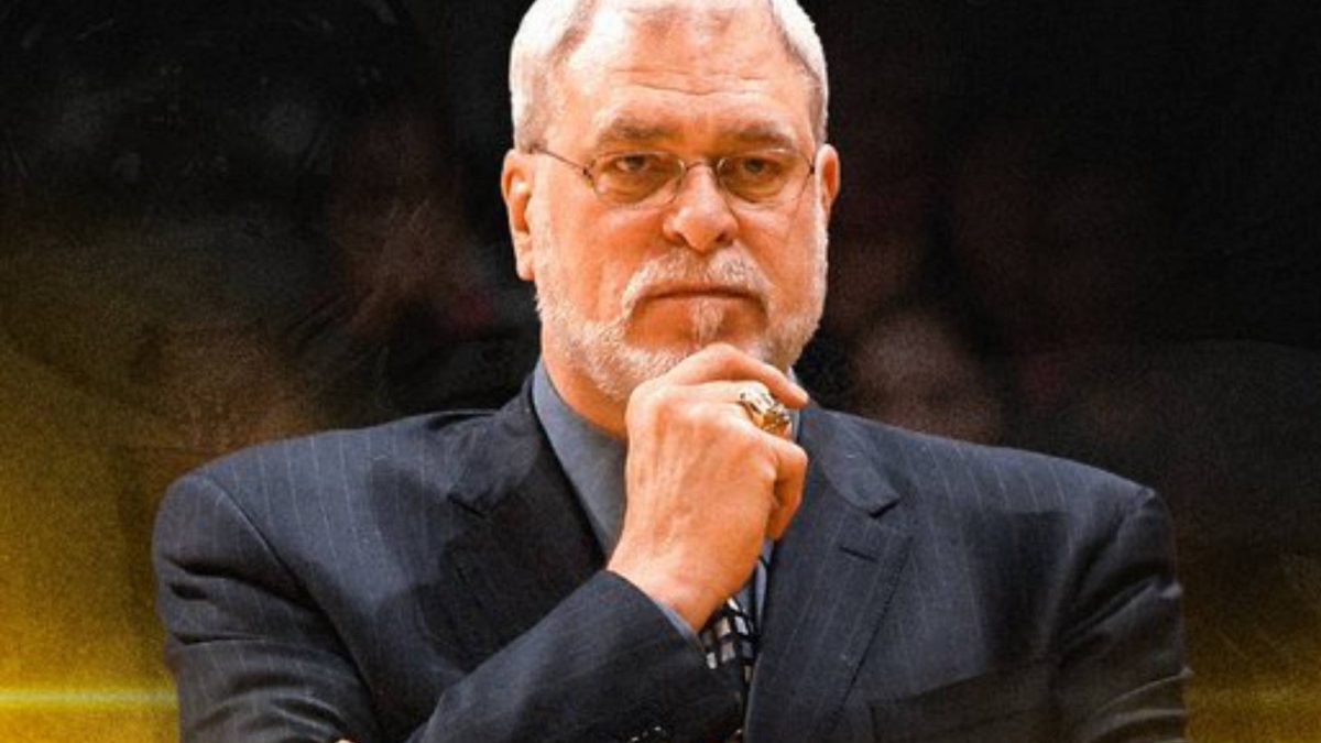 Phil Jackson junto a trofeos de la NBA durante su etapa como entrenador de los Los Angeles Lakers