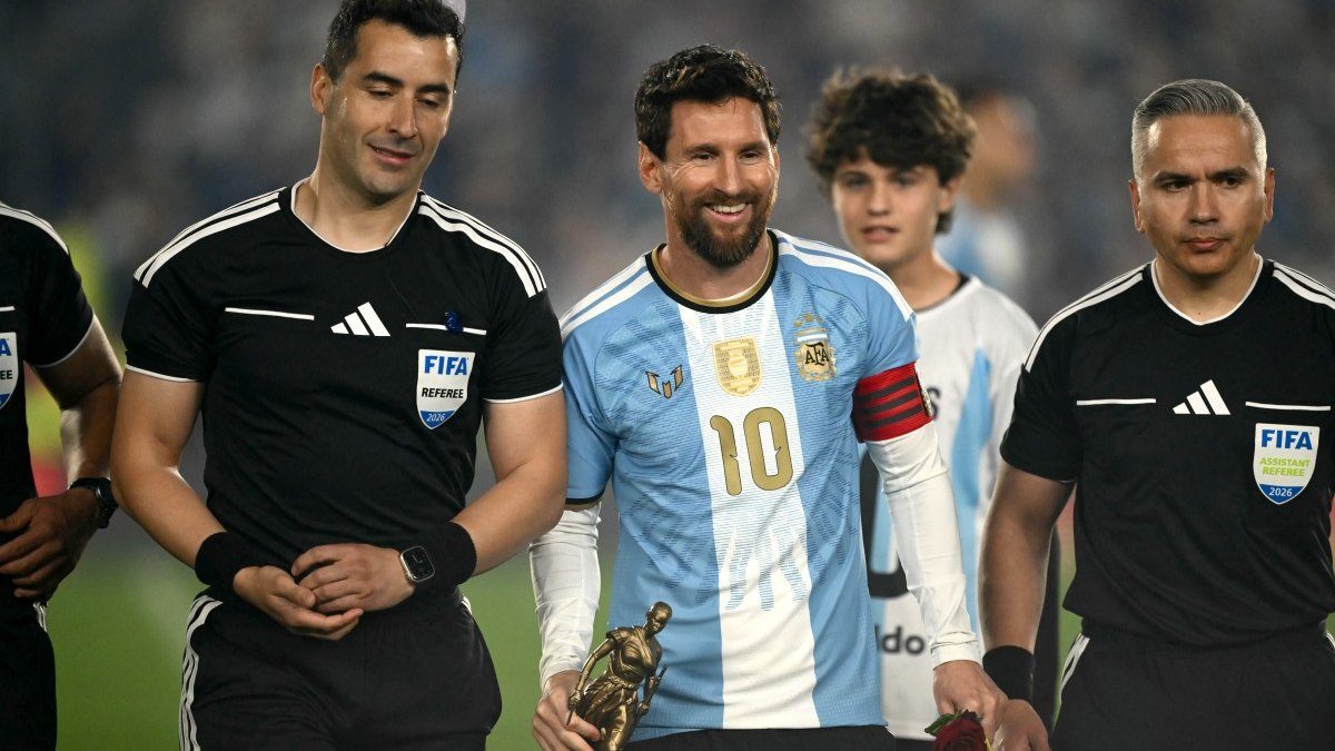 Capitán de Benín Sessi D'Almeida entregando estatuilla de guerrera amazona a Lionel Messi en el estadio Monumental