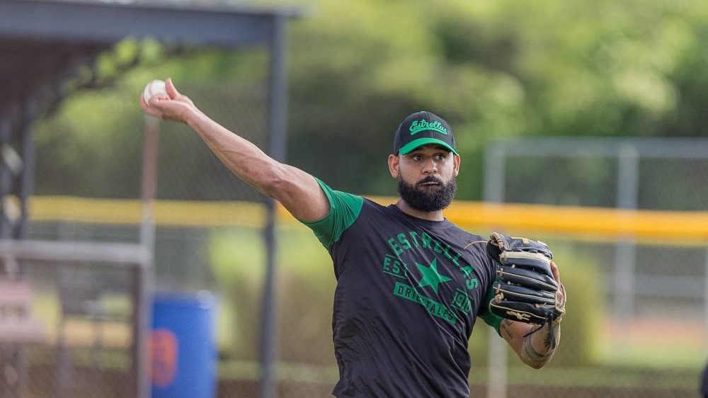 Relevista cubano Richard Guasch en su primer entrenamiento con las Estrellas de Oriente en Ramón Santana