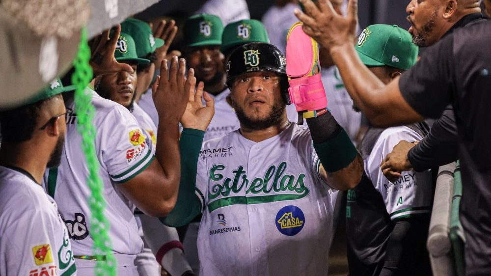 Raimel Tapia celebra un hit con las Estrellas Orientales ante los Tigres del Licey en el Estadio Tetelo Vargas
