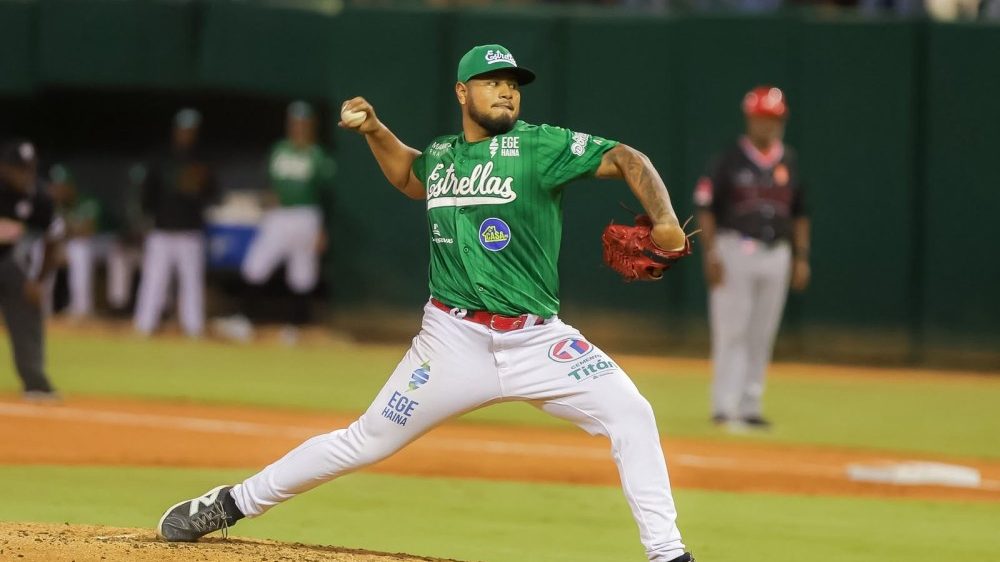 Jaime Barría lanzando para las Estrellas Orientales en el Estadio Tetelo Vargas durante el torneo invernal 2026-2027