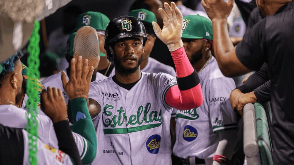 Raimel Tapia celebrando un hit con las Estrellas Orientales en el Estadio Tetelo Vargas de San Pedro de Macorís