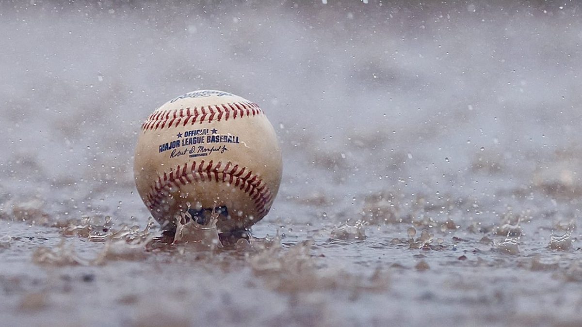 Estadio Cibao de Santiago bajo la lluvia durante el juego suspendido entre Estrellas Orientales y Águilas Cibaeñas