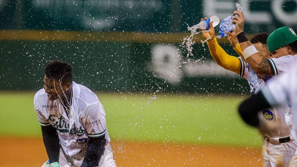 Marco Luciano celebra el hit ganador para las Estrellas Orientales ante los Gigantes del Cibao en el Estadio Tetelo Vargas