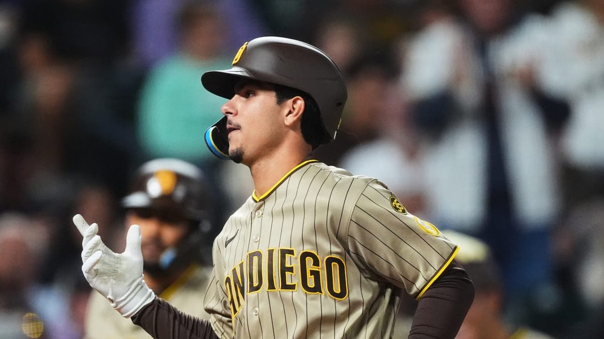 Ethan Salas celebra tras conectar su primer jonrón en MLB durante el juego Padres vs Rockies en Coors Field
