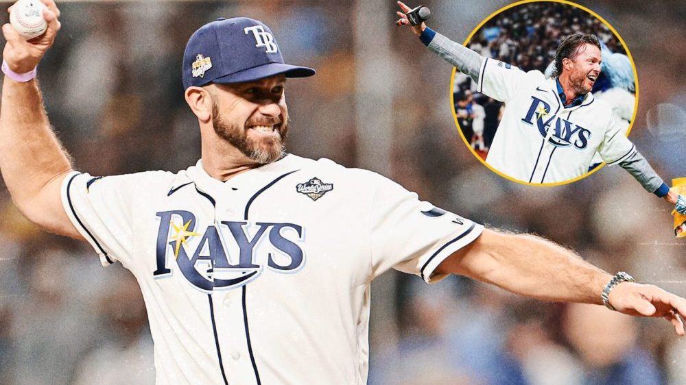 Evan Longoria realizando el lanzamiento ceremonial en el Tropicana Field durante el Juego 4 de la Serie Mundial
