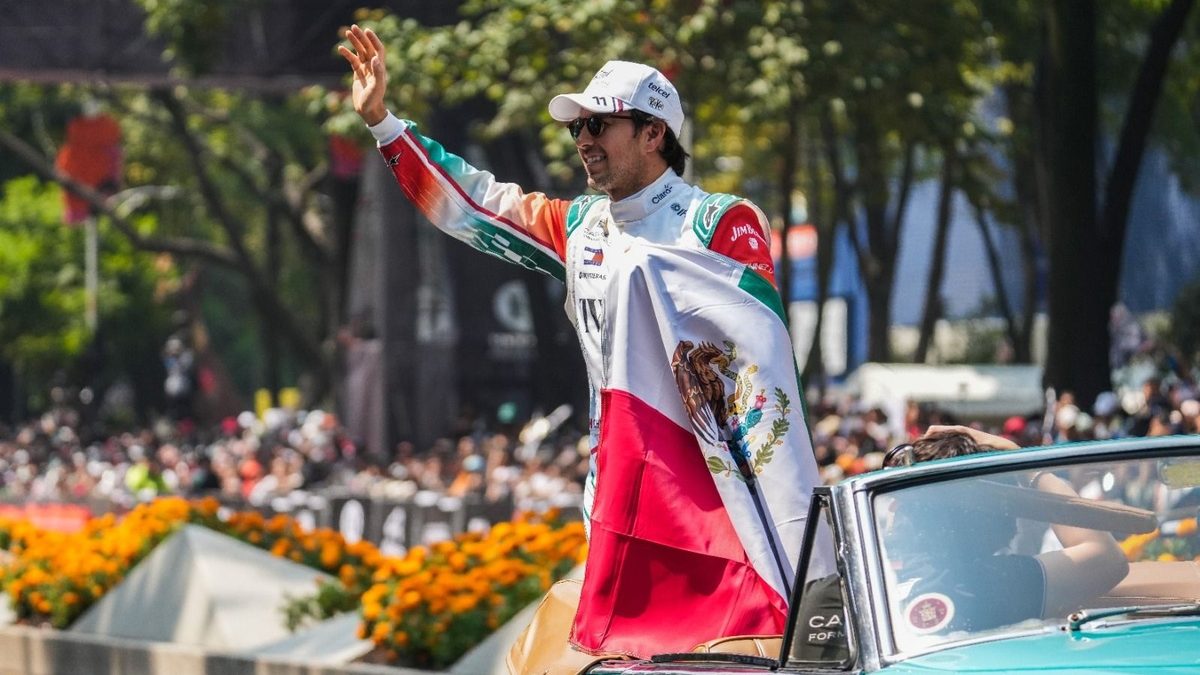 Sergio Checo Pérez a bordo del monoplaza de Cadillac durante el show run del GP de México 2026 en la Ciudad de México