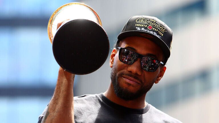 Kawhi Leonard con la camiseta de los Toronto Raptors celebrando en la cancha