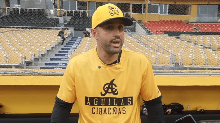 Luis Urueta, manager de las Águilas Cibaeñas, dando indicaciones desde el dugout en el béisbol invernal dominicano