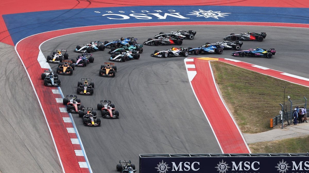 Isack Hadjar y Max Verstappen en la parrilla de salida del Gran Premio de Estados Unidos en Austin 2025