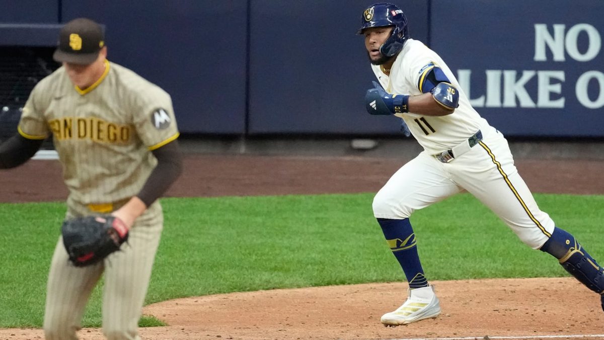 Mason Miller lanzador de los Padres de San Diego en el montículo durante los playoffs de la MLB