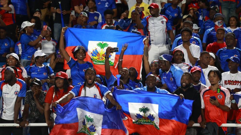 Fanáticos haitianos celebrando en las graderías del estadio Olímpico Félix Sánchez durante el partido ante República Dominicana
