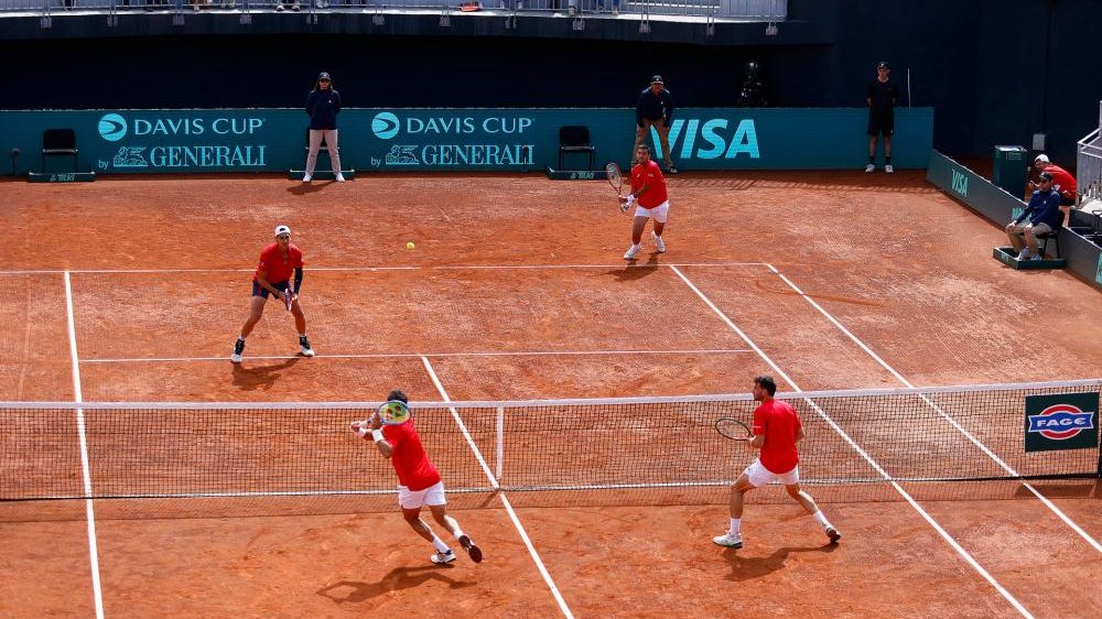 Celebración del equipo español de tenis tras clasificarse a la fase final de la Copa Davis en Bolonia