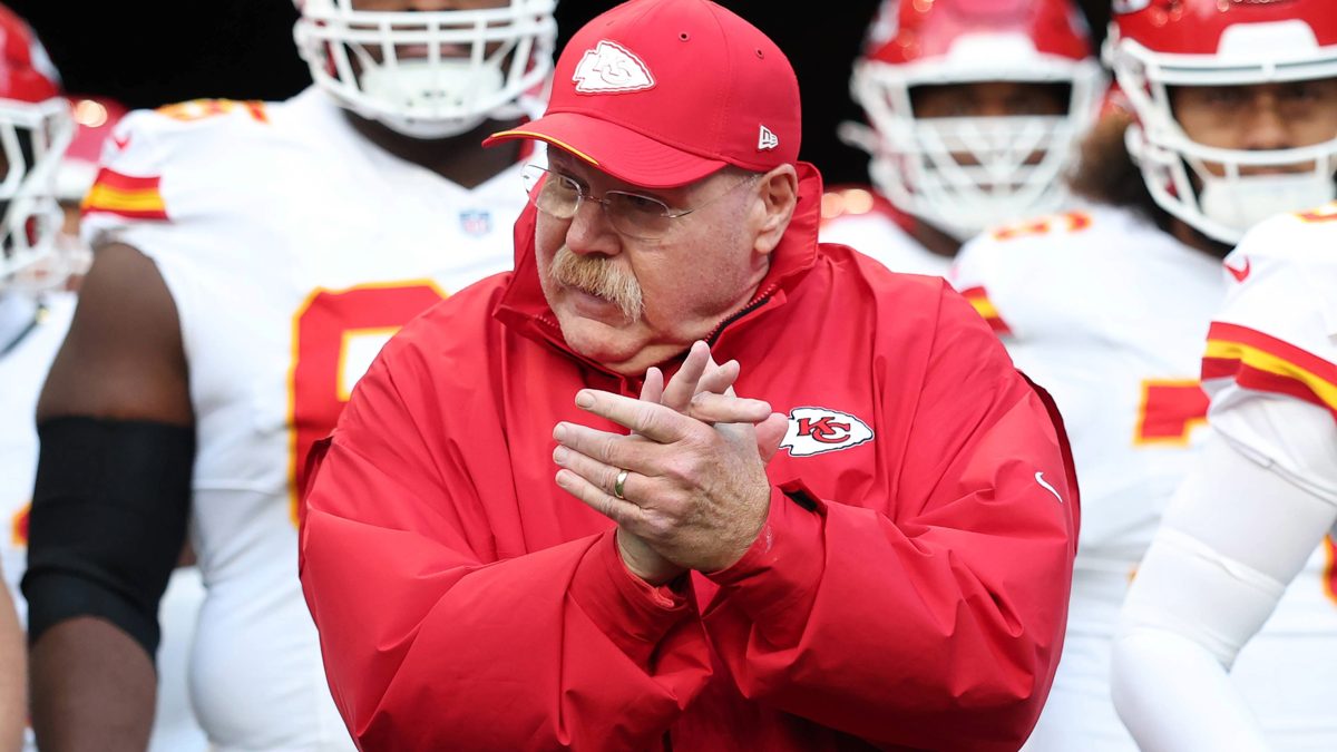 Jugadores de la NFL disputando un partido durante la temporada 2026 con el reloj de traspasos activado
