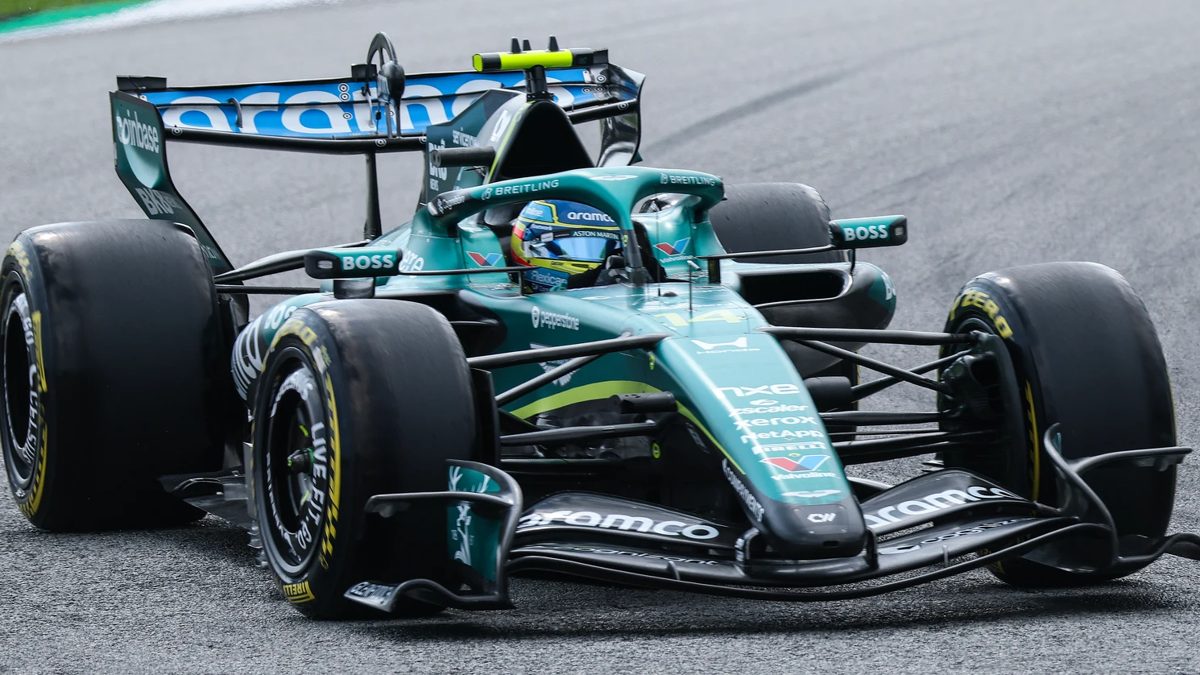 Fernando Alonso al volante del Aston Martin AMR26 en el circuito nocturno de Marina Bay, Singapur
