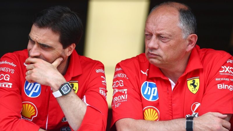 Günther Steiner gesticulando en el paddock de Fórmula 1 mientras Ferrari trabaja en el garaje al fondo