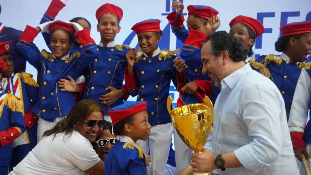 Estudiantes del Centro Educativo Ercilia Pepín Estrella marchando en el Polideportivo Fabio Rafael González de Puerto Plata