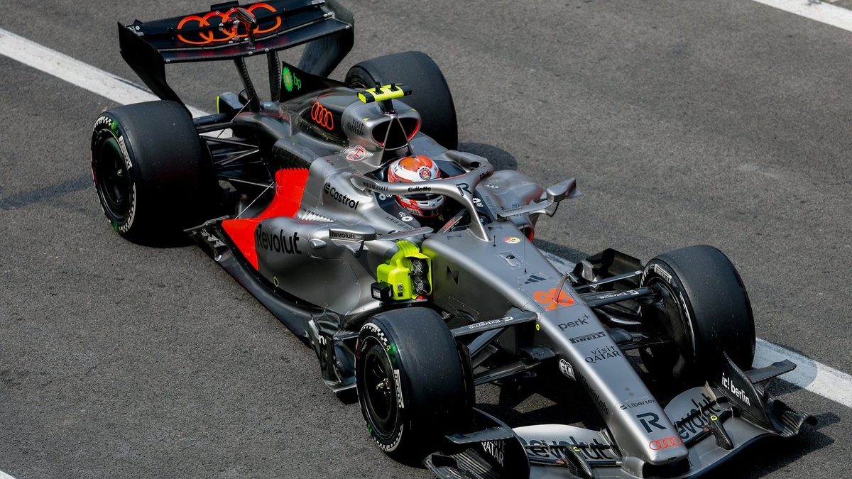 Freddie Slater al volante del monoplaza de Audi F1 durante la práctica libre del GP de México 2026