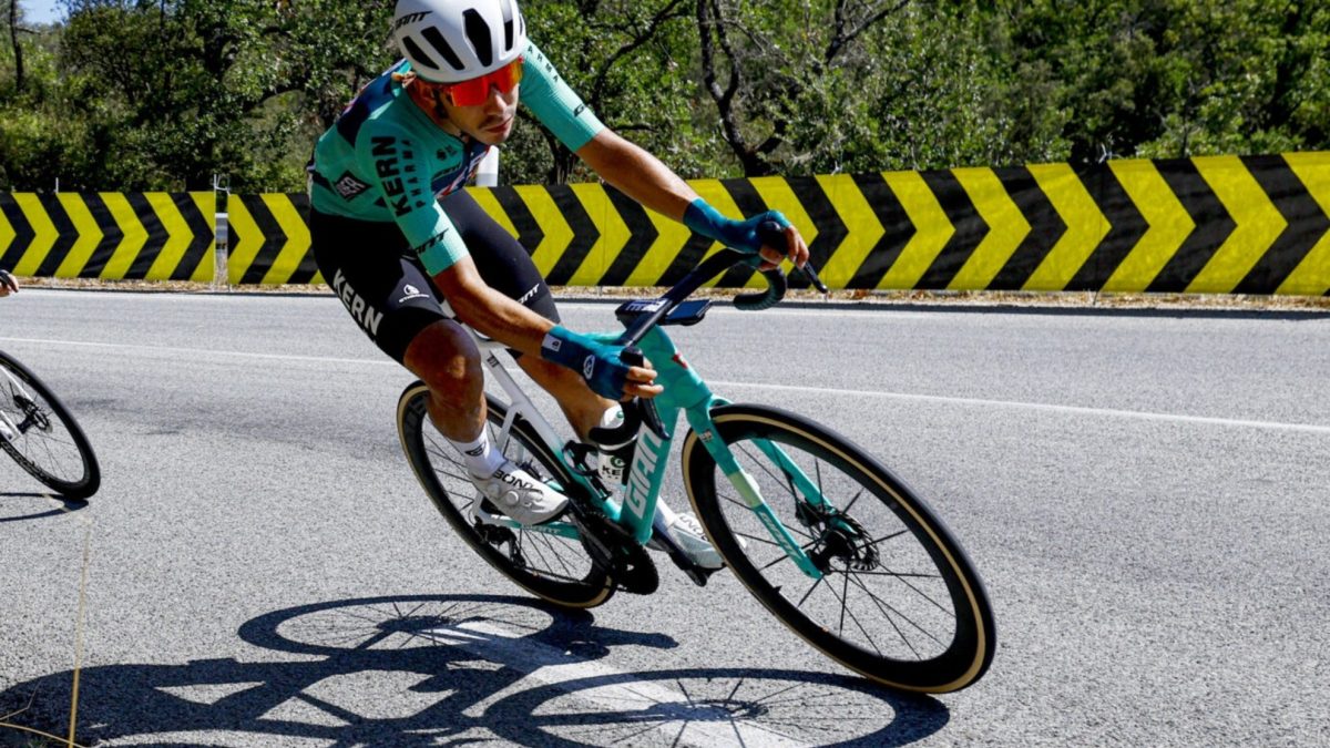 Diego Uriarte celebra su victoria en la cuarta etapa de la Vuelta a Andalucía 2025 en Alhaurín de la Torre