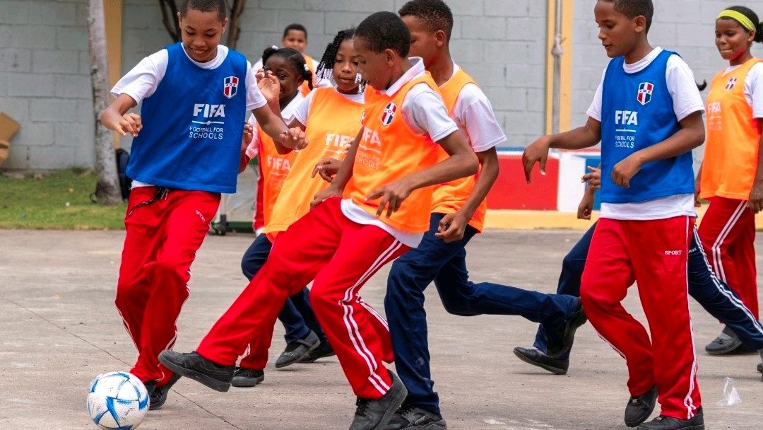 Niños participando en el festival del programa FIFA Football for Schools en Bayaguana, República Dominicana