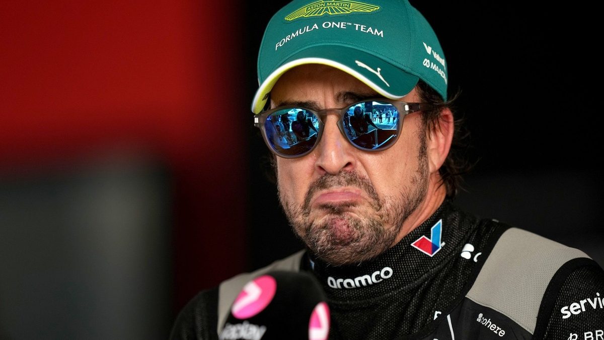 Fernando Alonso al volante de su Aston Martin en la Fórmula 1