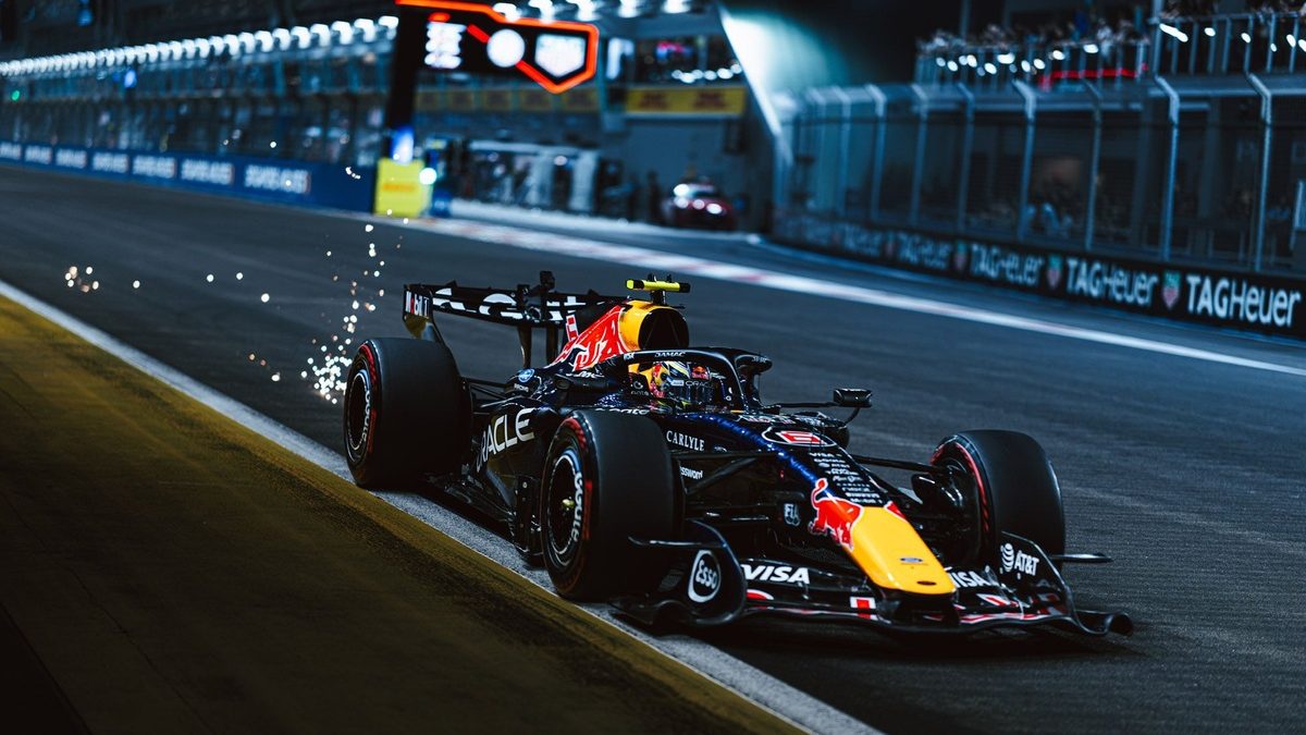 Isack Hadjar con su Red Bull RB22 en el circuito de Marina Bay durante el Gran Premio de Singapur 2026