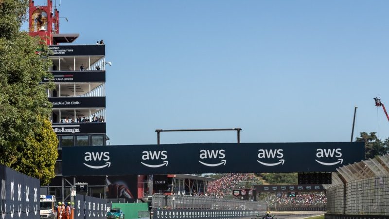 Vista aérea del Autódromo Enzo e Dino Ferrari de Imola preparándose para un Gran Premio de Fórmula 1