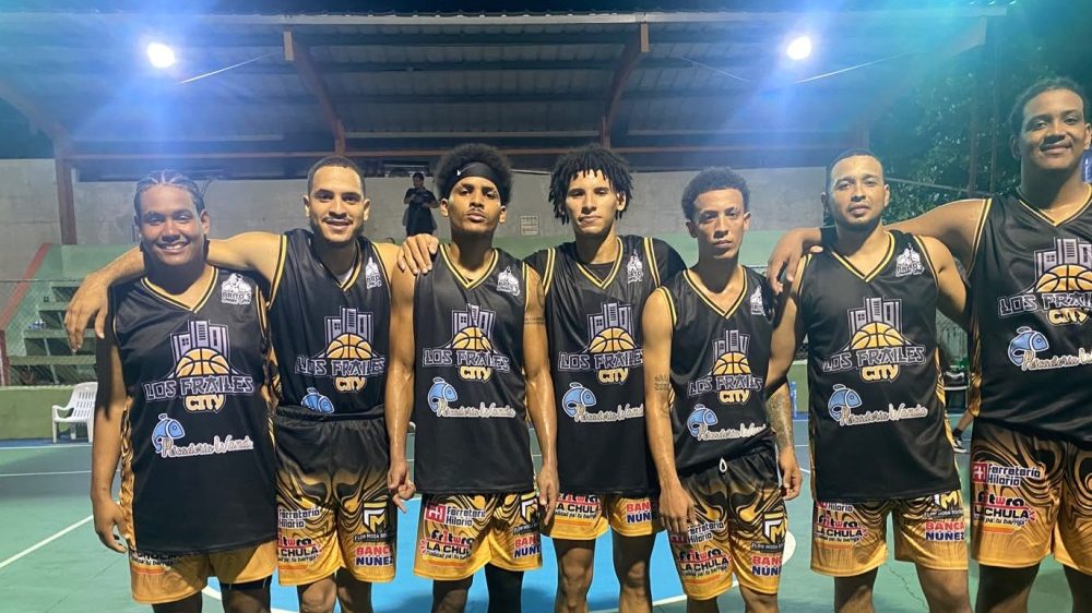 Jugadores de Cristo Rey y Los Frailes celebrando su clasificación a la final del basket superior de Madeja