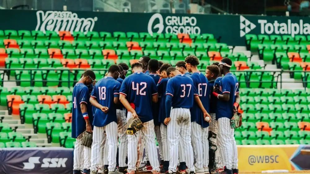 Peloteros dominicanos Sub-15 celebran victoria sobre China Taipei en el Mundial WBSC 2026 en Mérida, México