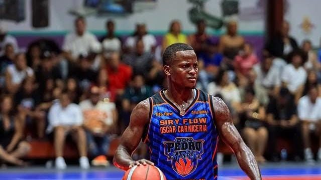 Jugadores de Don Pedro y Canca durante el segundo juego de la Final del Sobatam 2026 en el Multiuso Tamboril