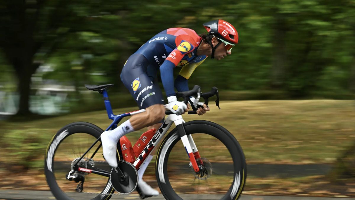 Giulio Ciccone con el maillot de su nuevo equipo Pinarello-Q36.5 junto a Tom Pidcock