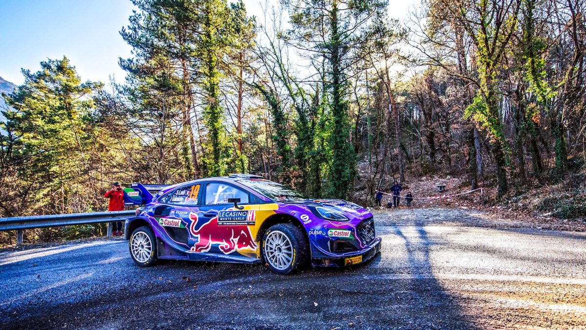 Carlos Sainz al volante de un Ford Puma Rally1 en carretera de asfalto durante el tributo de Pravia en Asturias