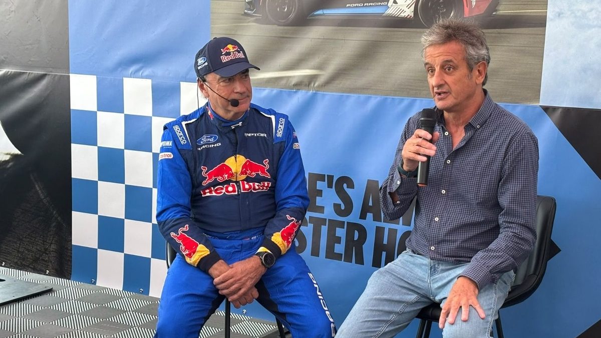 Carlos Sainz y Luis Moya a bordo de un Ford Puma Rally1 en el Rally de Asturias Histórico en Pravia