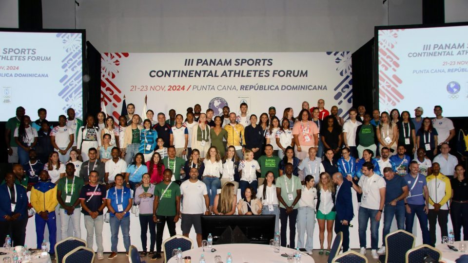 Delegados del Foro Continental de Atletas de Panam Sports reunidos en sala de conferencias en San José de Costa Rica