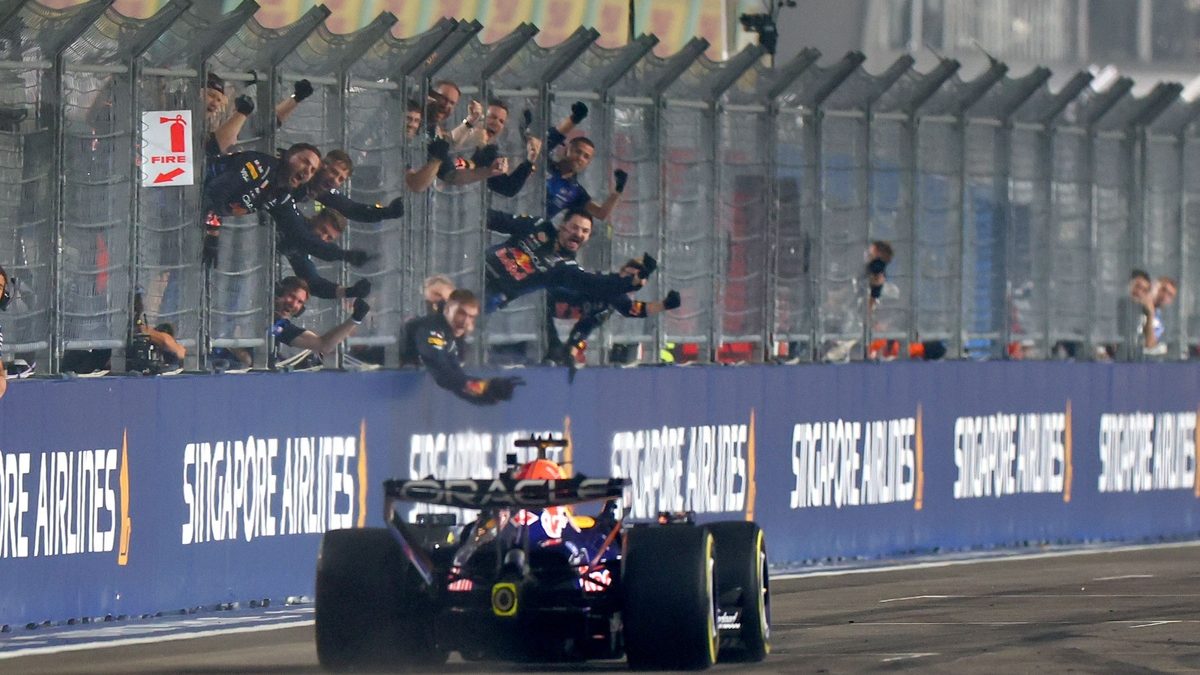 Max Verstappen al volante de su Red Bull durante el Gran Premio de Singapur en el circuito urbano de Marina Bay